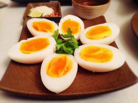 Ăn trứng gà sống hay chín bổ hơn?