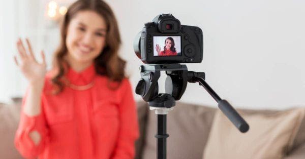 Vlogger là nghề gì? Cách kiếm tiền từ làm Vlog ra sao?