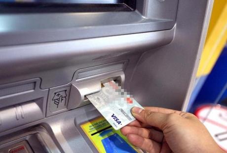 So sánh thẻ tín dụng với thẻ ghi nợ, thẻ nào cần hơn?
